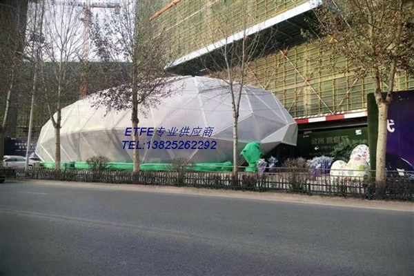 张拉膜结构的建筑外形除应满足建筑和规划要求外，