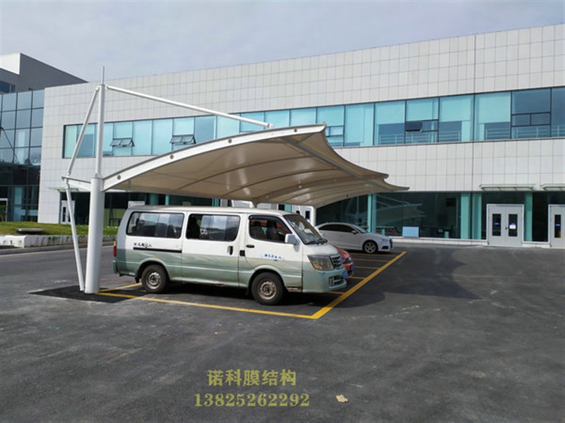 PTFE膜材刚生产时呈现棕色并在阳光照射下逐渐变白的详细解释：